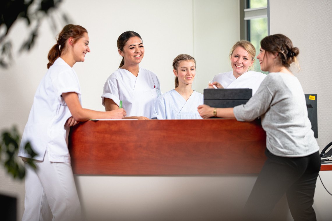 Mehrere Frauen stehen an einem Service Desk