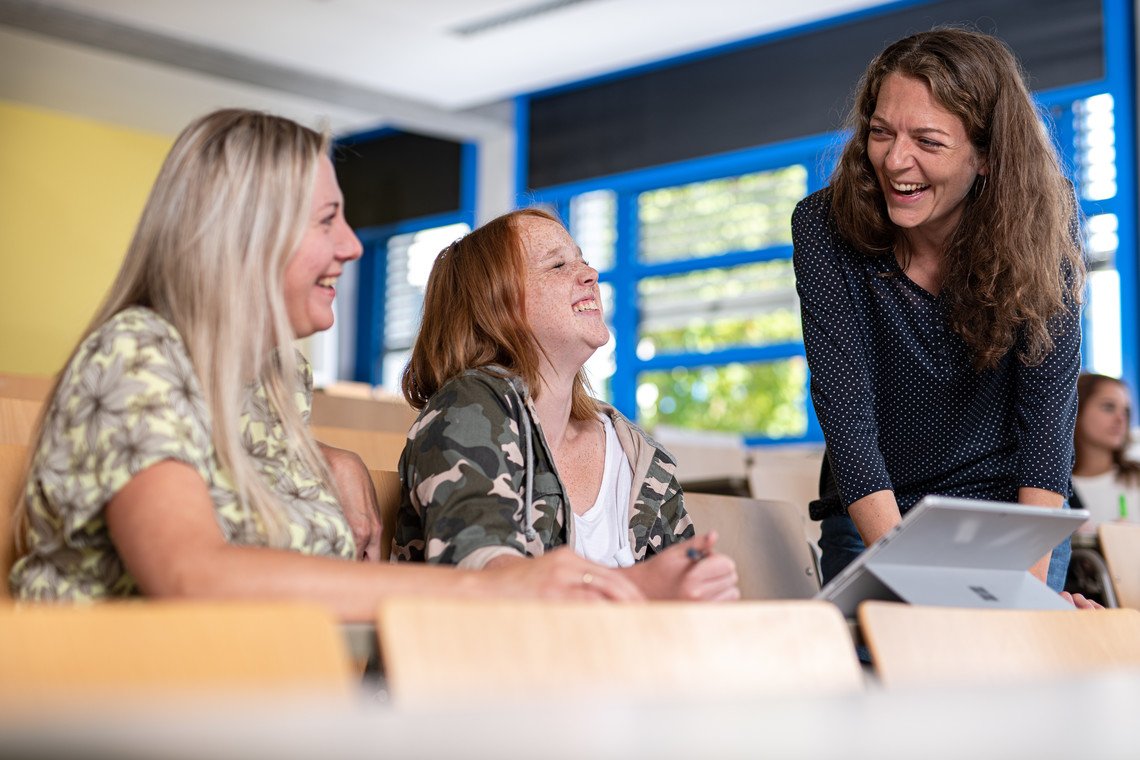 Lehrerin und Auszubildende in einer Lernsituation an den Bamberger Akademien