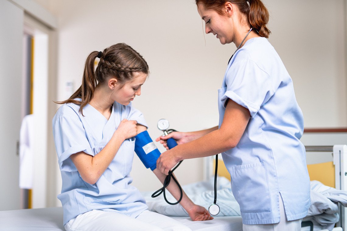 Pflegefachhelferinnen beim Blutdruck messen